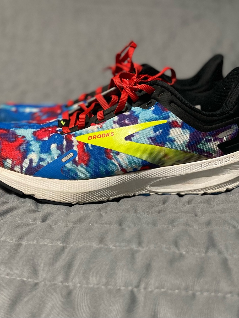Brooks  Sneakers in Multicolor Print with Red Laces